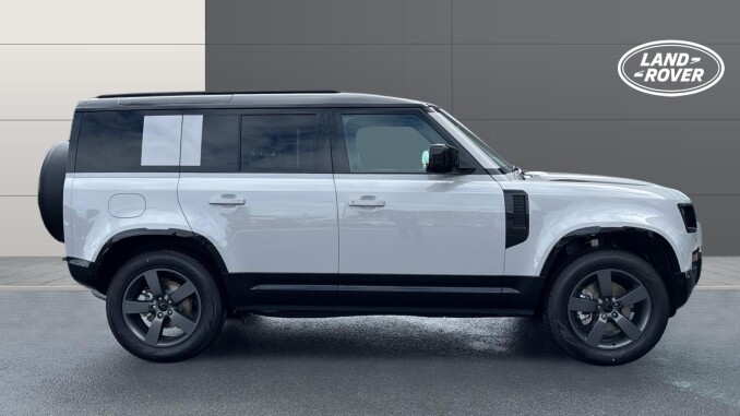 Land Rover Defender 3.0 D250 X-Dynamic HSE 110 5dr Auto Diesel Estate - Image 5